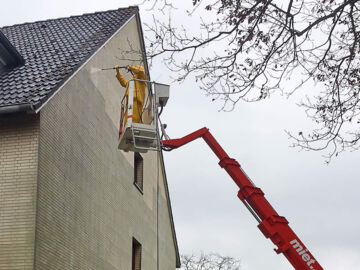 Reinigung der Fassade eines Mehrfamilienhauses