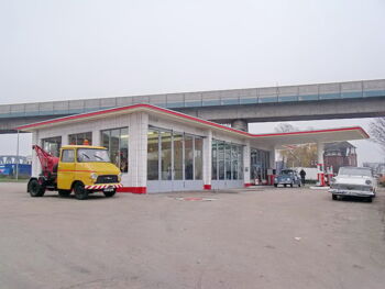 Tankstelle Billhorner Röhrendamm nach Farbentfernung und Restaurierung